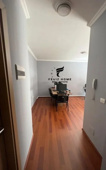 Tirane, jepet me qera zyre Kati 1, 130 m² 1.200 € (5 MAJ)
