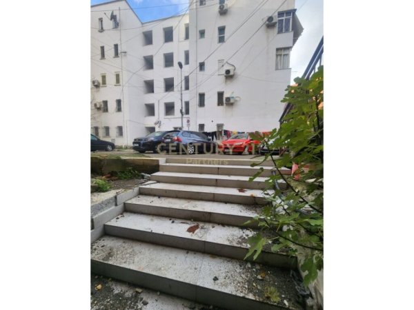 Tirane, jepet me qera magazine Kati -1, 139 m² 500 € (rruga ferit xhajko)