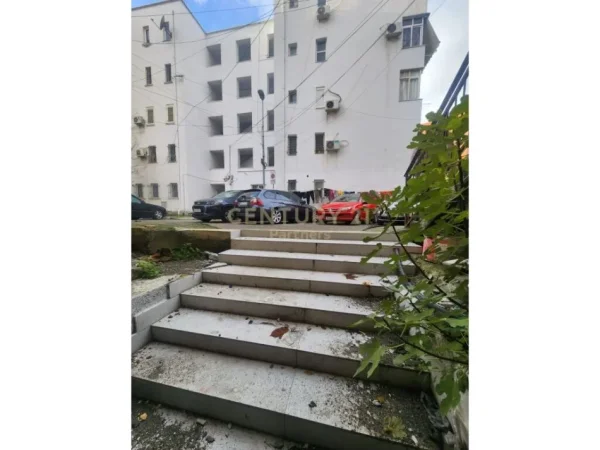 Tirane, jepet me qera magazine Kati -1, 139 m² 500 € (rruga ferit xhajko)