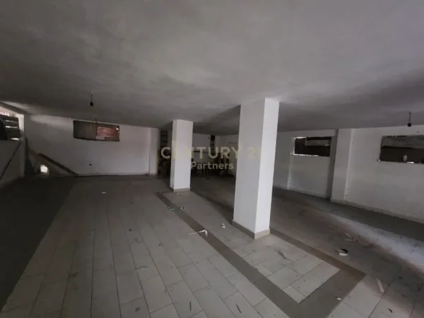 Tirane, jepet me qera magazine Kati -1, 139 m² 500 € (rruga ferit xhajko)