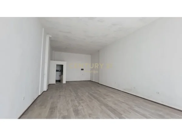 Tirane, jepet me qera ambjent biznesi Kati 0, 64 m² 360 € (yzberisht)