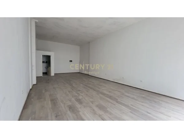 Tirane, jepet me qera ambjent biznesi Kati 0, 64 m² 360 € (yzberisht)