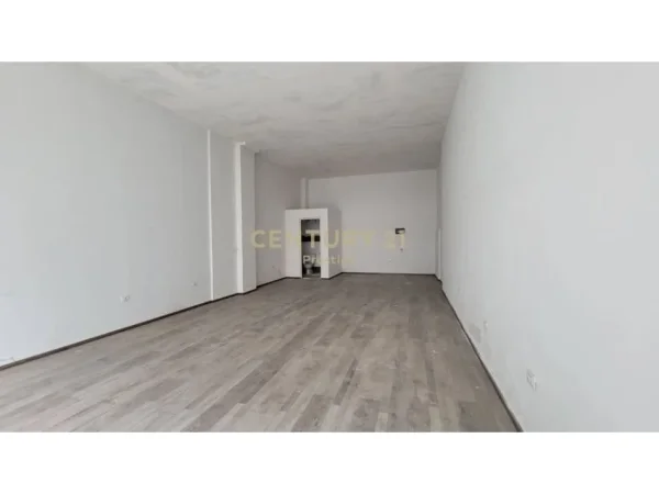 Tirane, jepet me qera ambjent biznesi Kati 0, 64 m² 360 € (yzberisht)