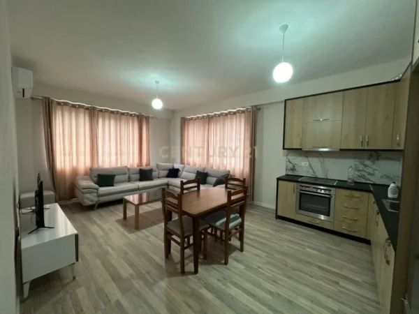 Tirane, jepet me qera apartament 2+1 Kati 5, 90 m² 500 € (astir)