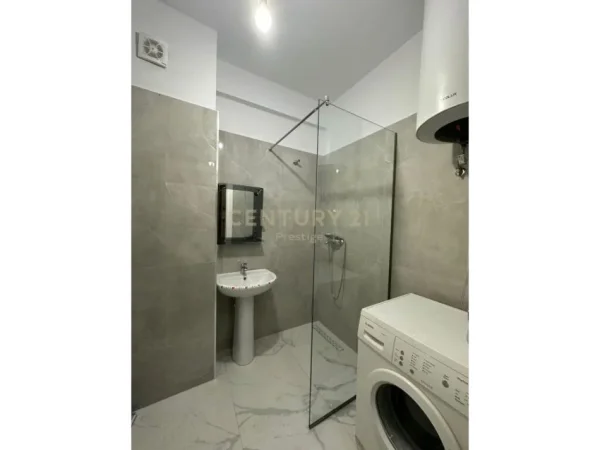 Tirane, jepet me qera apartament 2+1 Kati 5, 90 m² 500 € (astir)