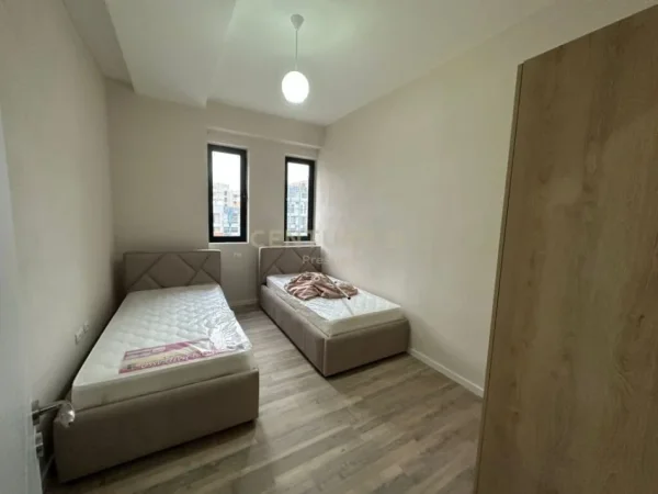 Tirane, jepet me qera apartament 2+1 Kati 5, 90 m² 500 € (astir)