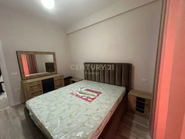 Tirane, jepet me qera apartament 2+1 Kati 5, 90 m² 500 € (astir)