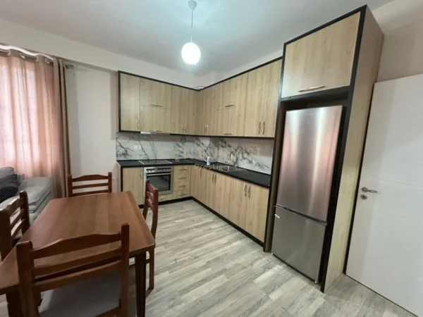 Tirane, jepet me qera apartament 2+1 Kati 5, 90 m² 500 € (astir)