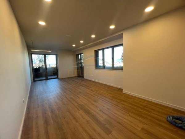 Tirane, jepet me qera zyre Kati 10, 83 m² 1750 € (Lion Park 1)