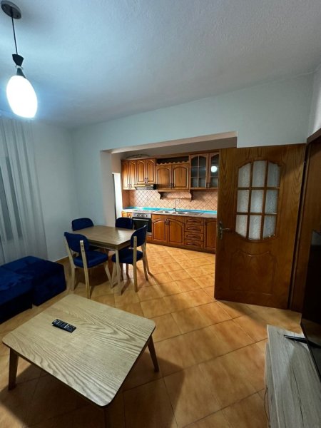 Tirane, jepet me qera apartament 2+1 Kati 1, 110 m² 550 € (ISH PARKU)