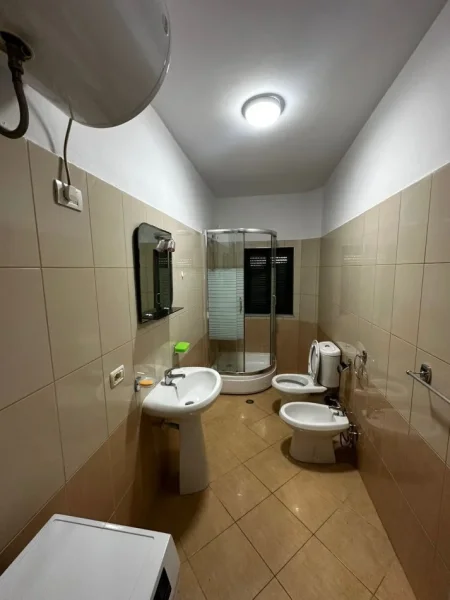 Tirane, jepet me qera apartament 2+1 Kati 1, 110 m² 550 € (ISH PARKU)