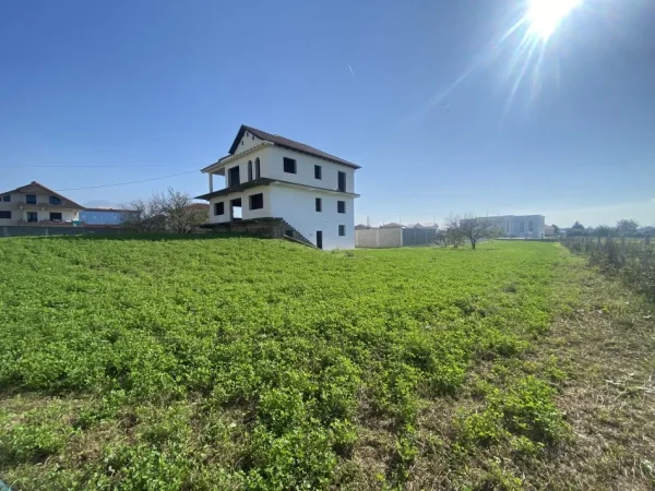 Fushe Kruje, shitet ambjent biznesi Kati 2,)