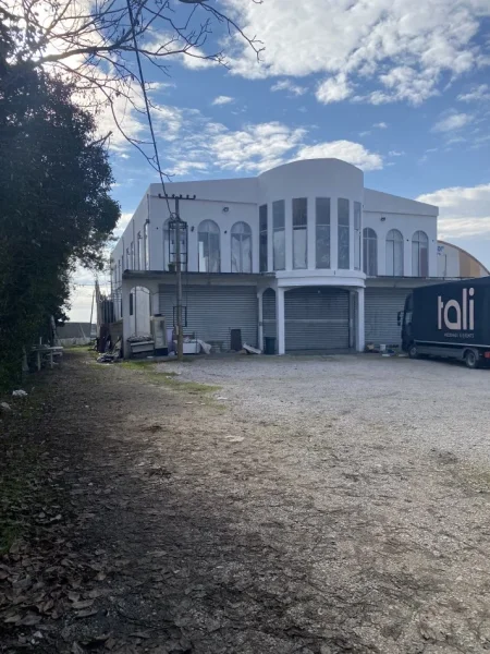 Fushe Kruje, shitet ambjent biznesi Kati 2,)