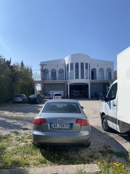 Fushe Kruje, shitet ambjent biznesi Kati 2,)