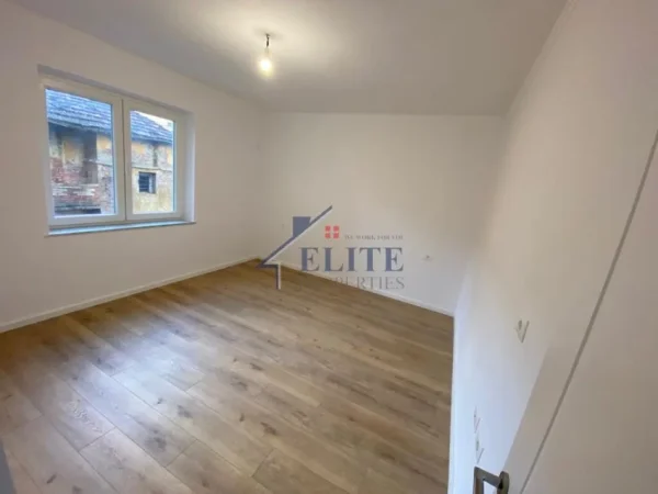 Tirane, shitet apartament 2+1+Ballkon Kati 2, 83 m² 185.000 € (Rruga e Durresit)