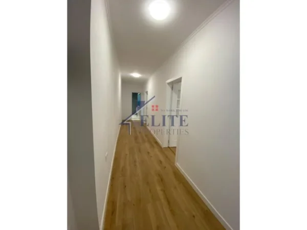 Tirane, shitet apartament 2+1+Ballkon Kati 2, 83 m² 185.000 € (Rruga e Durresit)