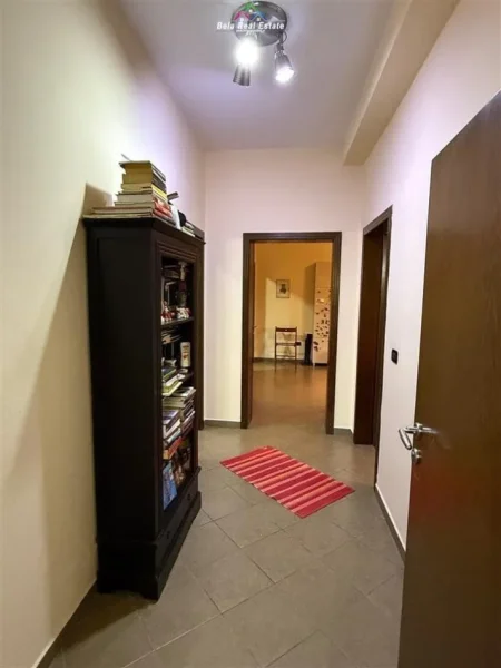 Tirane, jepet me qera Vile 1+1+Ballkon Kati 2, 75 m² 460 € (Ish Tregu Elektrik)