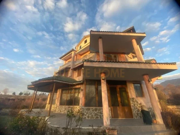 Kolonje, shitet shtepi 4+1+Ballkon Kati 4, 985 m² 200.000 € (Aksi Ersekë-Leskovik.)