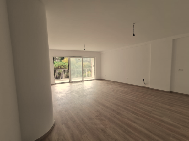 Tirane, jepet me qera zyre Kati 8, 166 m² 2.000 € (Prane Stadiumit Air Albania)