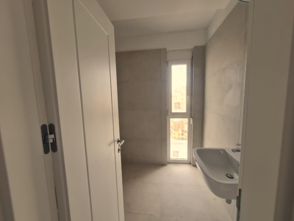 Tirane, jepet me qera zyre Kati 8, 166 m² 2.000 € (Prane Stadiumit Air Albania)