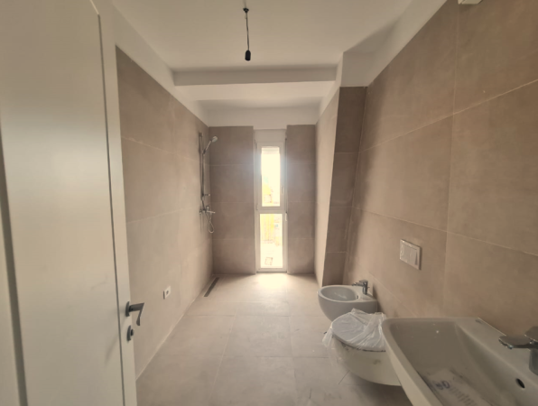 Tirane, jepet me qera zyre Kati 8, 166 m² 2.000 € (Prane Stadiumit Air Albania)