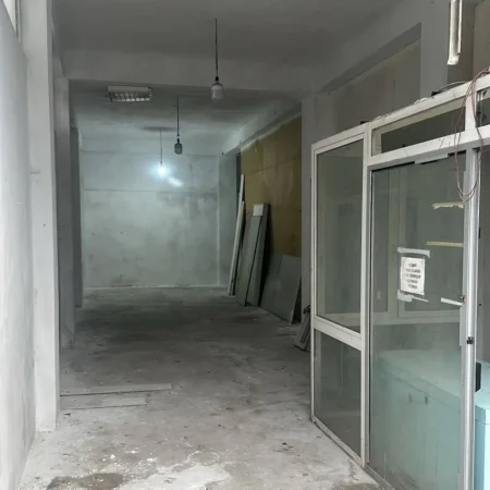 Tirane, jepet me qera ambjent biznesi Kati 0, 71 m² 450 € (rr Llazi MIHO)