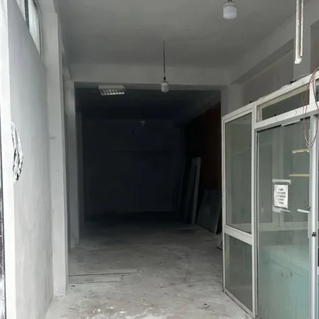 Tirane, jepet me qera ambjent biznesi Kati 0, 71 m² 450 € (rr Llazi MIHO)