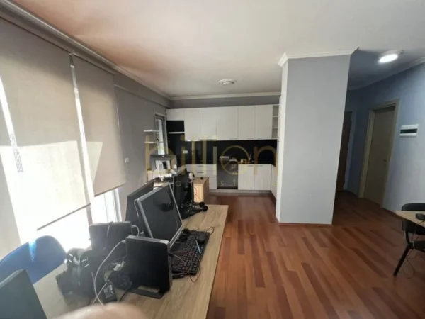 Tirane, jepet me qera ambjent biznesi Kati 1, 130 m² 1.200 € (Concord Center, Rruga 5 Maji)