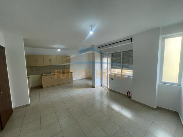 Korce, jepet me qera apartament 2+1+Ballkon Kati 3, 125 m² 300 € (Lagjia 18, Korçë)