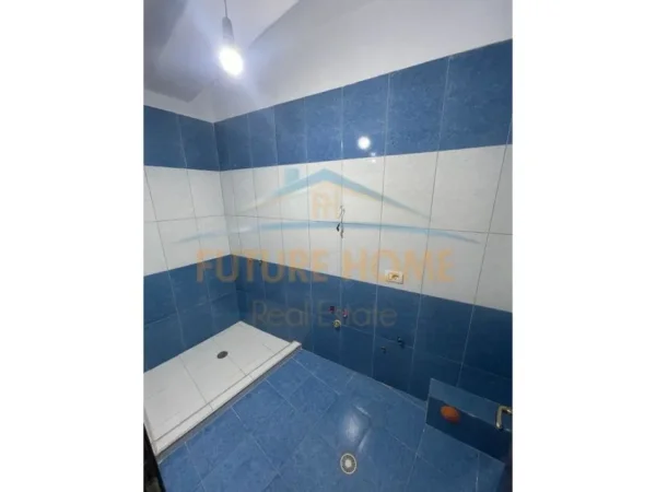 Korce, jepet me qera apartament 2+1+Ballkon Kati 3, 125 m² 300 € (Lagjia 18, Korçë)