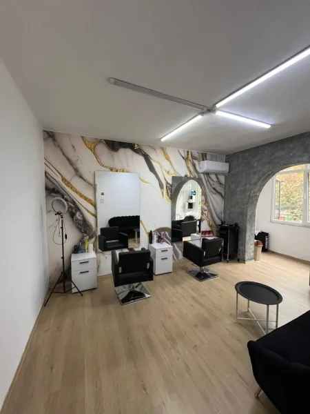 Tirane, jepet me qera zyre Kati 1, 600 € (rruga e kavajes)