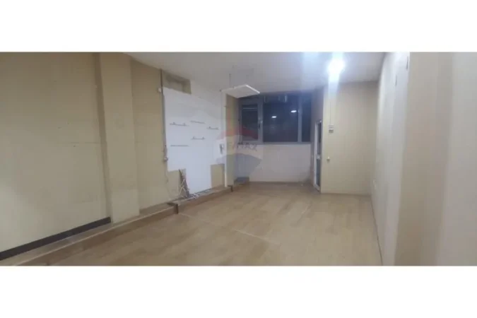 Tirane, jepet me qera dyqan Kati 0, 65 m² 1.000 € (Prane Parlamentit, Pazar i Ri)