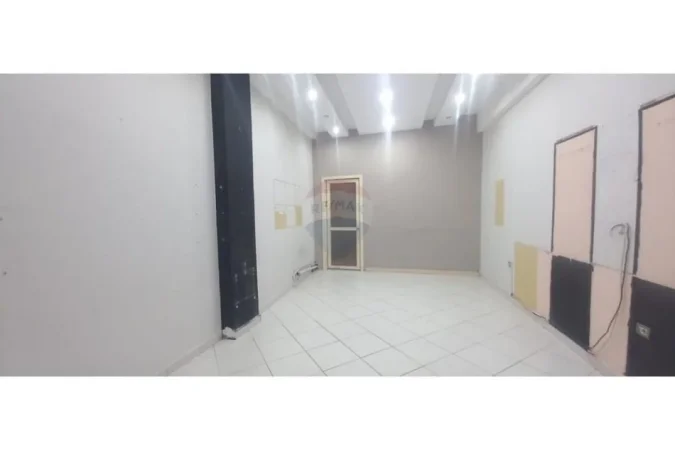 Tirane, jepet me qera dyqan Kati 0, 65 m² 1.000 € (Prane Parlamentit, Pazar i Ri)