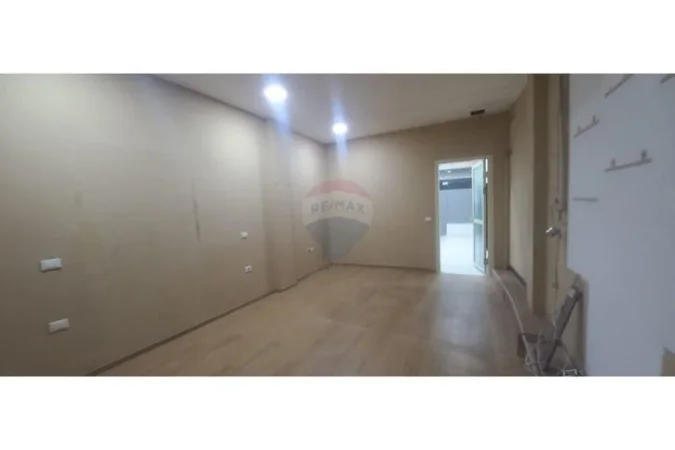Tirane, jepet me qera dyqan Kati 0, 65 m² 1.000 € (Prane Parlamentit, Pazar i Ri)
