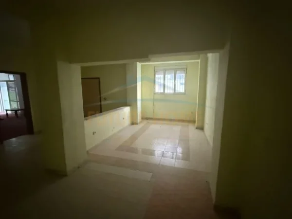 Korce, shitet ambjent biznesi Kati 0, 243 m² 97.000 € (Lagjia 10, Korçë)