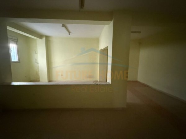 Korce, shitet ambjent biznesi Kati 0, 243 m² 97.000 € (Lagjia 10, Korçë)