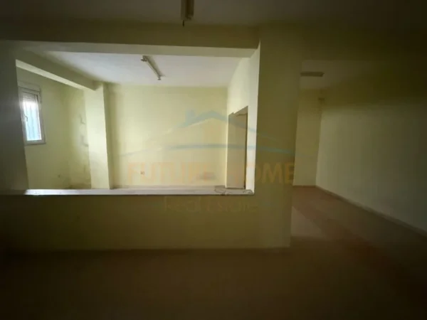 Korce, shitet ambjent biznesi Kati 0, 243 m² 97.000 € (Lagjia 10, Korçë)