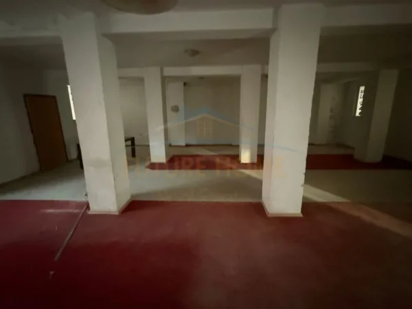 Korce, shitet ambjent biznesi Kati 0, 243 m² 97.000 € (Lagjia 10, Korçë)