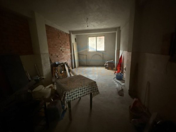 Korce, shitet ambjent biznesi Kati 0, 243 m² 97.000 € (Lagjia 10, Korçë)