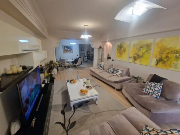 Tirane, shitet apartament 2+1 , 130 m² (Liqeni Artificial)