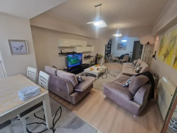 Tirane, shitet apartament 2+1 , 130 m² (Liqeni Artificial)