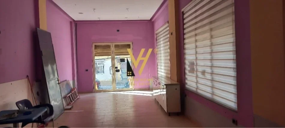 Tirane, shitet dyqan Kati 0, 53 m² 150.000 € (TREGU ELEKTRIK)