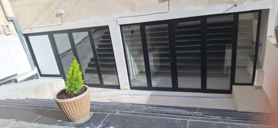 Tirane, jepet me qera Kati 0, 179 m² 1.200 € (Rruga Karl Gega, Stacioni i Trenit.)