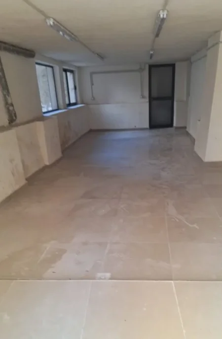 Tirane, jepet me qera Kati 0, 179 m² 1.200 € (Rruga Karl Gega, Stacioni i Trenit.)