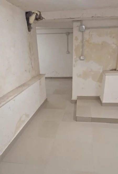 Tirane, jepet me qera Kati 0, 179 m² 1.200 € (Rruga Karl Gega, Stacioni i Trenit.)