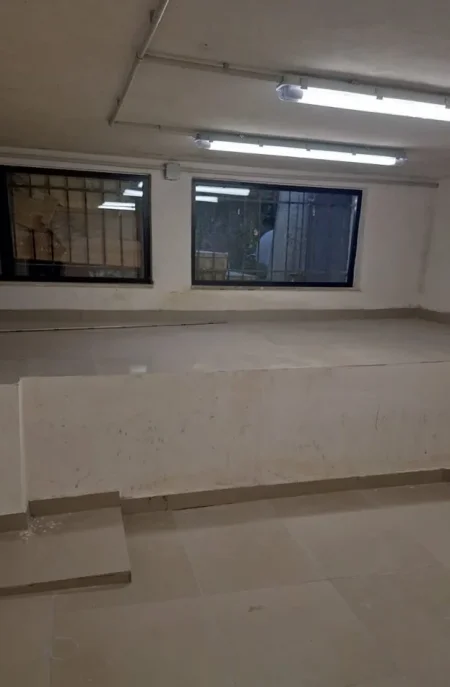 Tirane, jepet me qera Kati 0, 179 m² 1.200 € (Rruga Karl Gega, Stacioni i Trenit.)