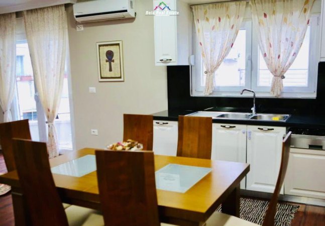 Tirane, jepet me qera Vile 3+1 , 130 m² 800 € (parku olimpik)