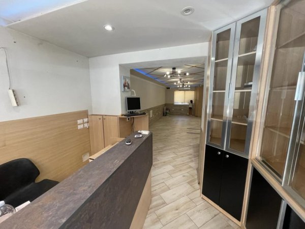 Tirane, shitet dyqan Kati 5, 42 m² 140.000 € (Vasil Shanto)
