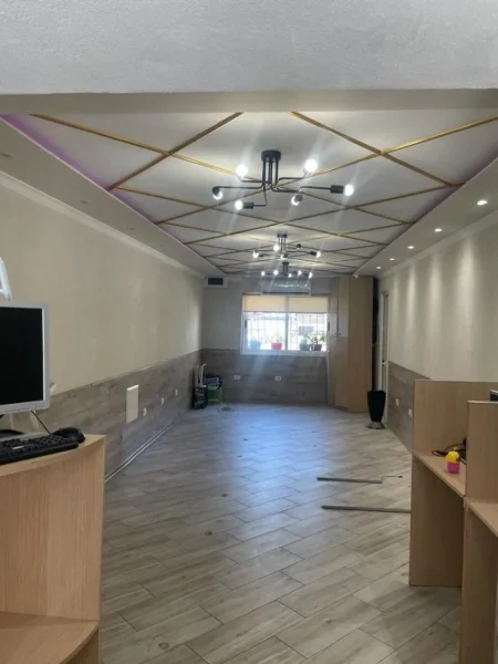 Tirane, shitet dyqan Kati 5, 42 m² 140.000 € (Vasil Shanto)