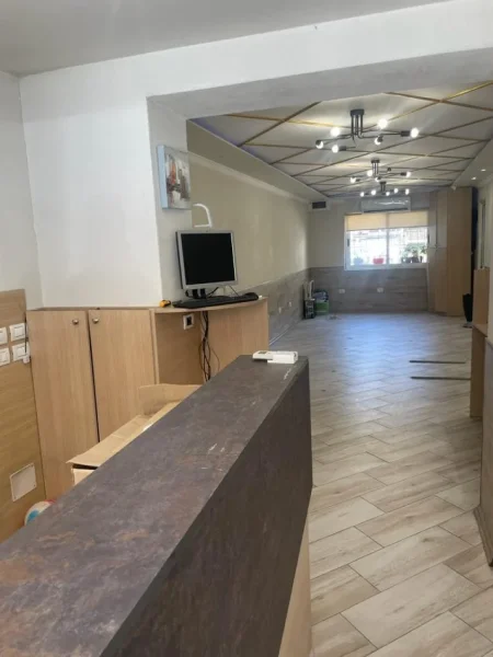 Tirane, shitet dyqan Kati 5, 42 m² 140.000 € (Vasil Shanto)